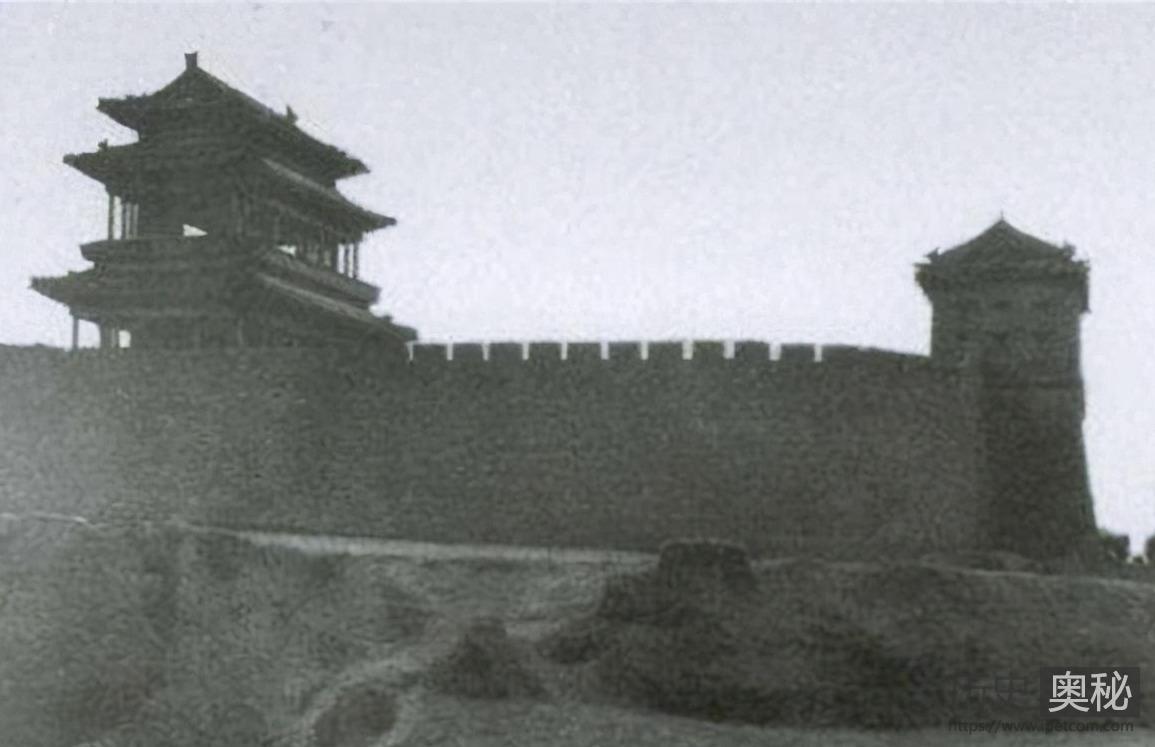 1949年，梁思成曾建议在北京西部建新首都，保持老北京的原貌