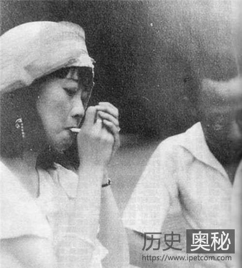 末代皇后婉容：无性婚姻，出轨侍卫，40岁病死，陪葬品仅一把烟枪